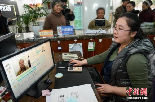 圖為合肥市廬陽區水西門社區的工作人員在對企業退休人員進行“人臉建模”。<a target='_blank' href='http://big5.gwytb.gov.cn/gate/big5/www.chinanews.com/' _fcksavedurl='http://big5.gwytb.gov.cn/gate/big5/www.chinanews.com/'></table><p  align=