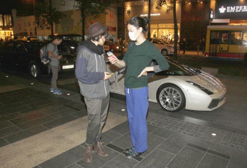 王菲與助理。(圖片來自香港大公網)