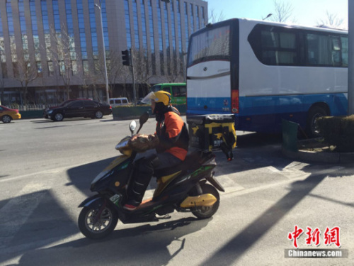 資料圖：匆忙穿梭在路上的外賣小哥。<a target='_blank' href='http://big5.gwytb.gov.cn/gate/big5/www.chinanews.com/' _fcksavedurl='http://big5.gwytb.gov.cn/gate/big5/www.chinanews.com/' ></table><p  align=