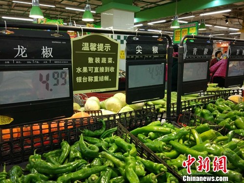 資料圖：市民在超市選購蔬菜。<a target='_blank' href='http://big5.gwytb.gov.cn/gate/big5/www.chinanews.com/' _fcksavedurl='http://big5.gwytb.gov.cn/gate/big5/www.chinanews.com/' ></table><p  align=