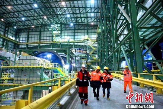 3月3日，由中國有色金屬建設股份有限公司(中色股份)承建的哈薩克斯坦最大銅礦選廠項目在阿克托蓋竣工。圖為阿克托蓋銅礦選廠車間。　文龍傑 攝
