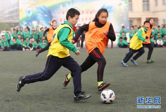 3月16日，天津市北辰區宜興埠第三小學的學生在校園足球文化節上進行男女足球對抗賽。新華社發（劉東岳 攝）
