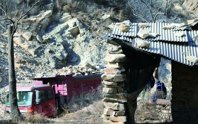 一位村民對每一輛過往的拉石車進行記賬 攝(除署名外)/法制晚報記者 田寶希