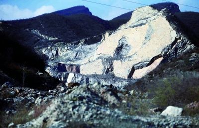 山體被開採了一半,上面還留著為了方便存土挖的小坑 攝(除署名外)/法制晚報記者 田寶希