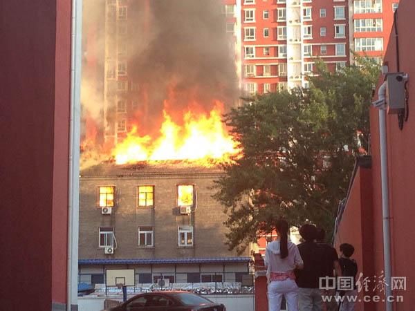 北京市西城區里仁街一宿舍院著火(組圖)
