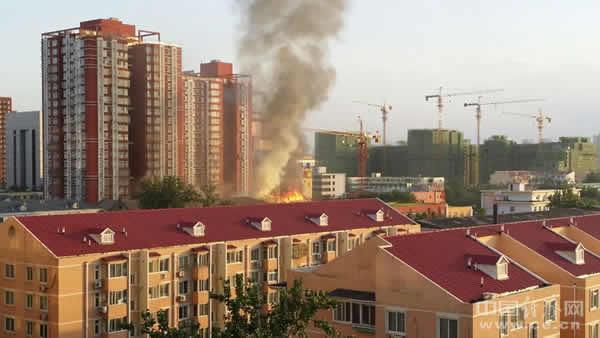 北京市西城區里仁街一宿舍院著火(組圖)