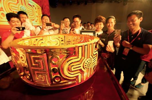 p36(1) 5 月22 日，山東濰坊，82 公斤“巨無霸”金戒指成功挑戰吉尼斯世界紀錄，榮獲“世界最大金戒指”稱號，制作成本近3000萬人民幣。