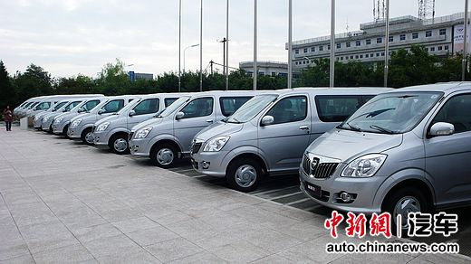 福田再出徵APEC 向APEC籌委會交付400輛車
