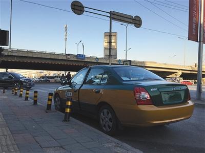 豐臺區花鄉橋附近，車販子將一輛下線出租車停在路邊等待買家。
