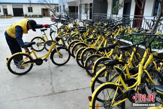 資料圖：2月20日，一批損壞的共享單車停在昆明市區一個院子內等待被修理後返回市場，這里是共享單車的“療養院”。<a target='_blank' href='http://big5.gwytb.gov.cn/gate/big5/www.chinanews.com/' _fcksavedurl='http://big5.gwytb.gov.cn/gate/big5/www.chinanews.com/'></p></table><p  align=