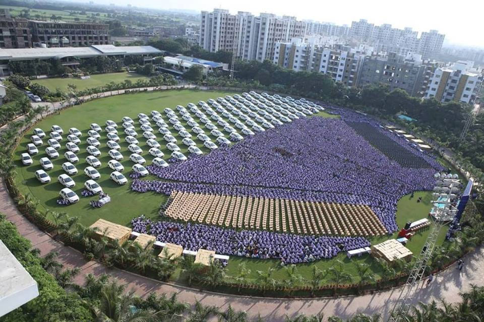 印度一家鑽石公司老板為員工準備了491輛菲亞特汽車，