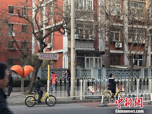 在北京街頭，孩子使用共享單車，無監護人跟隨。湯琪 攝