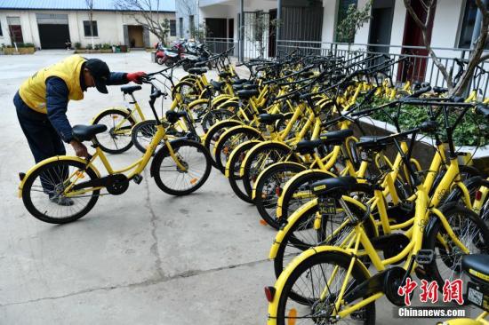 一批損壞的共享單車等待被修理後返回市場，圖為工作人員準備修理共享單車(資料圖)。中新社記者 任東 攝