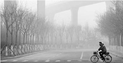 近日,市民在霧霾籠罩的天津街頭騎行 近日,市民在霧霾籠罩的天津街頭騎行