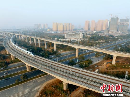 資料圖:假日里一趟重聯的CRH380D成渝高鐵動車組穿城而過。 吳正琪 攝