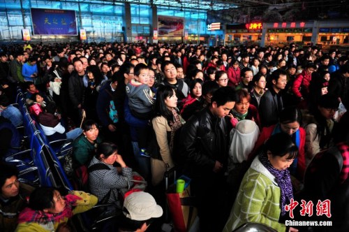資料圖:2016年1月1日,隨著雲南鐵路網布局的不斷完善,眾多探親、出遊的旅客選擇乘火車出行,昆明火車站元旦客流迎來小高峰。 中新社記者 劉冉陽 攝