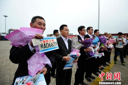 整個通關查檢流程30分鐘不到,這批臺灣小轎車全部領到“臨時入境牌照”和“臨時駕照”,以及一份太平洋財產保險贈送的20萬元人民幣保額保單。(念望舒攝) 念望舒 攝