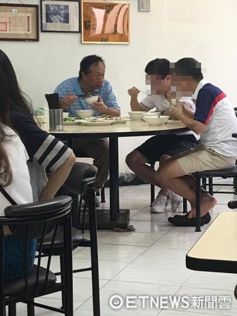 郭臺銘平民牛肉面館用餐 臺灣網友:真親民(圖) 郭臺銘平民牛肉面館用餐 臺灣網友:真親民(圖)