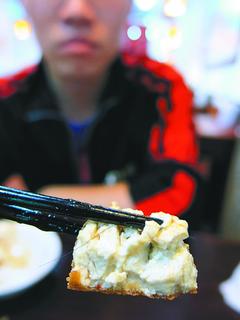 女食客兩年舉報20家餐廳均稱吃到頭發