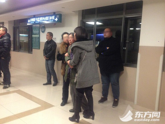 圖片說明：22點30分許，第六人民醫院，民警茆盛泉因搶救無效身亡，親友在手術室門口。