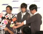 “五月天”暖男變身記者 “跪地”舉話筒