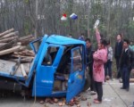 車禍現場 妻子托舉吊瓶堅守救援