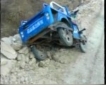 路遇車禍傷者 男子邊拍視頻邊救人