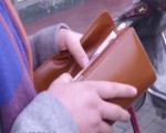 女子ATM機存款 錢未存進人離開 身後男子“拿錢走人”