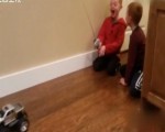 美國：男子遙控玩具車拔牙 勇氣創意獲盛讚