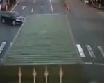 為躲違章小車 卡車側翻倒地