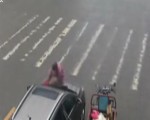 懷疑丈夫不誠實 妻子街頭發脾氣