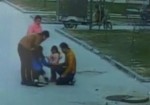 河南商丘：男童窨井內扔鞭炮被炸飛