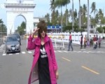 阿帕奇案帶動淘汰軍機參觀潮 遊客模倣敬禮姿勢