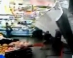 秘魯：實拍超市整面隔離牆倒塌 瞬間2人被埋