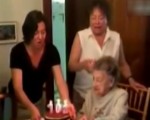 爆笑！百歲老人吹生日蠟燭“噴出假牙”