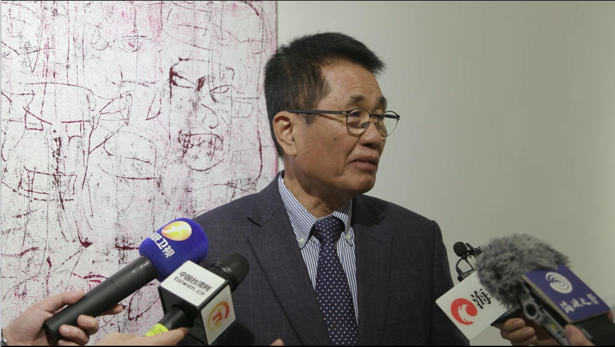 感謝老婆 他一年花費300萬為兩岸藝術青年提供機會圖片